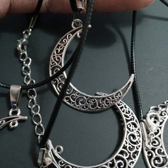 Jewelry - 2PK Wolf Howling 🐶 Ancient Silver Full Moon Necklace